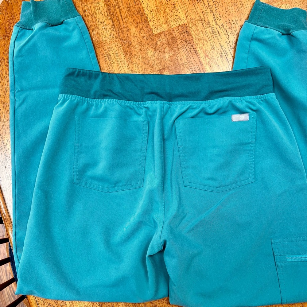 Figs Green Scrub Set with Pink Drawstring - Picture 6 of 12
